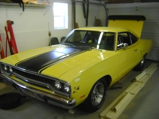 1970 Road runner 440 Six Pack - 3 2-bbl Holleys, Tremec 5-spd, hydraulic clutch.