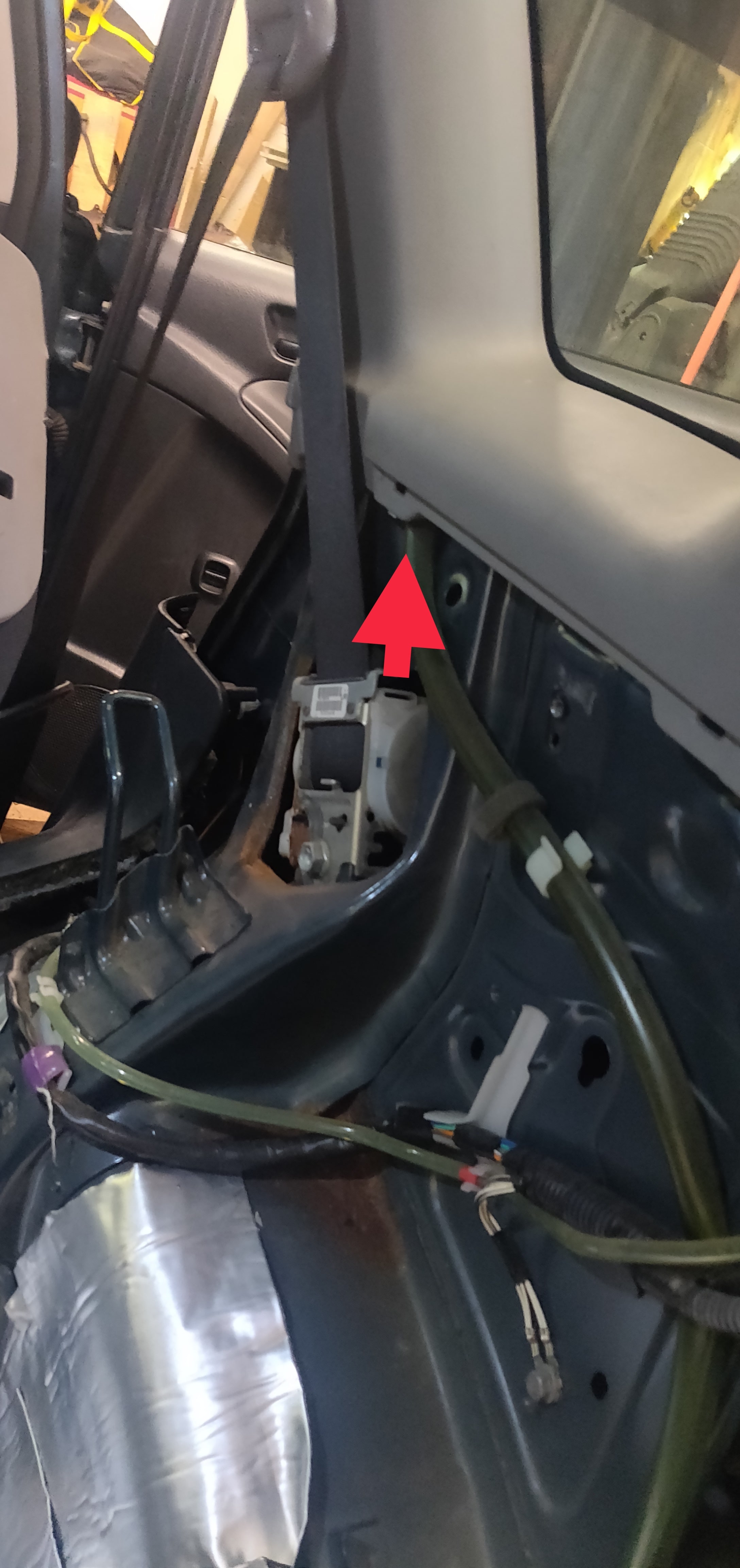 This shows where it comes down the back side of the c-pillar