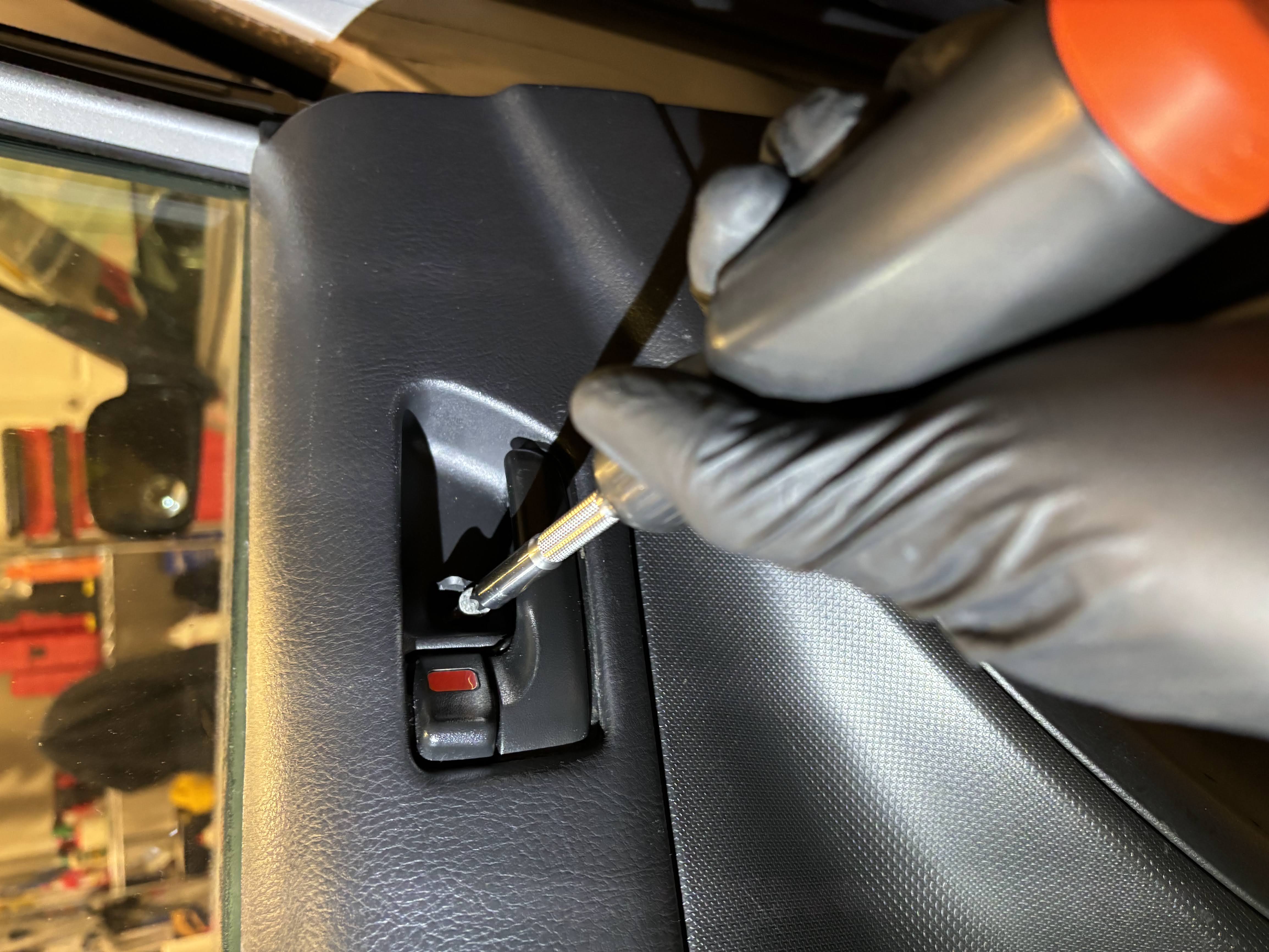 1_Door_Handle_Screw.jpg